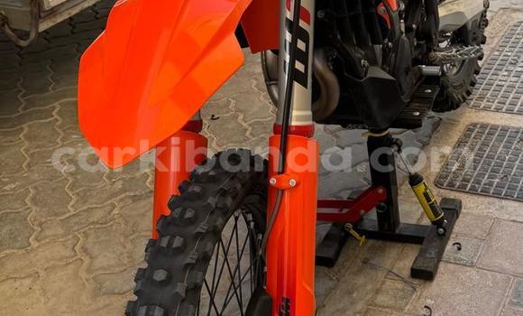 Gura Yakoze KTM 450 Beige Bike i Kampala mu Uganda Gura Yakoze KTM 450 Beige Bike i Kampala mu Uganda