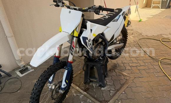 Acheter Occasion Moto Husqvarna FC Beige à Kampala, Ouganda Acheter Occasion Moto Husqvarna FC Beige à Kampala, Ouganda
