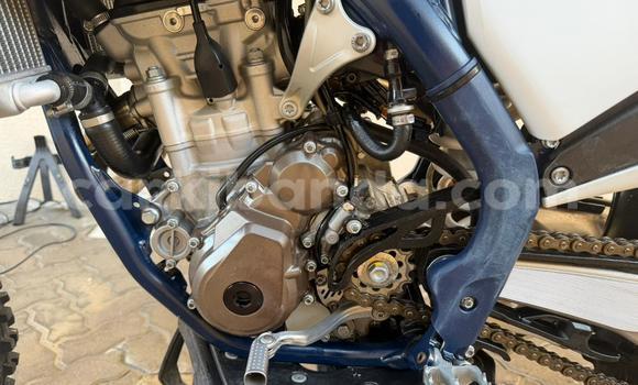 Acheter Occasion Moto Husqvarna FC Beige à Kampala, Ouganda Acheter Occasion Moto Husqvarna FC Beige à Kampala, Ouganda