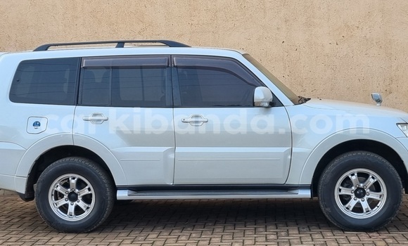 Nunua Ilio tumika Mitsubishi Pajero Nyeupe Gari ndani ya Kampala nchini Uganda Nunua Ilio tumika Mitsubishi Pajero Nyeupe Gari ndani ya Kampala nchini Uganda