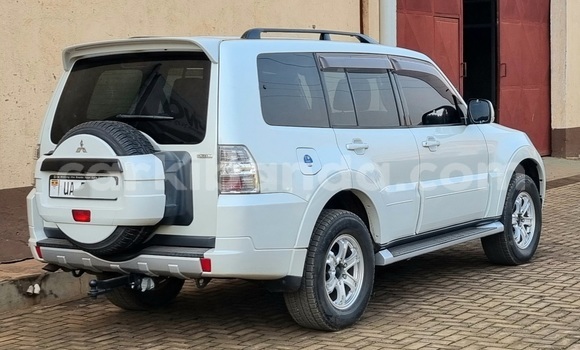 Nunua Ilio tumika Mitsubishi Pajero Nyeupe Gari ndani ya Kampala nchini Uganda Nunua Ilio tumika Mitsubishi Pajero Nyeupe Gari ndani ya Kampala nchini Uganda