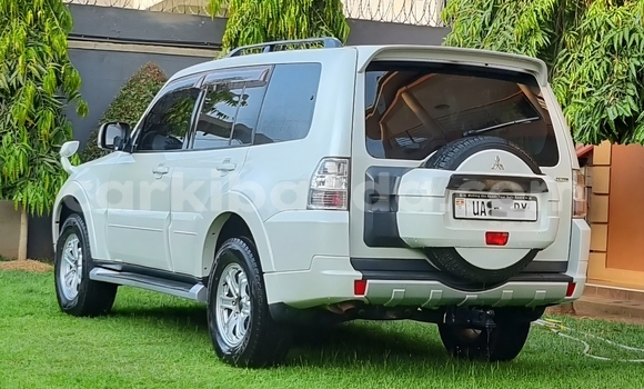 Nunua Ilio tumika Mitsubishi Pajero Nyeupe Gari ndani ya Kampala nchini Uganda Nunua Ilio tumika Mitsubishi Pajero Nyeupe Gari ndani ya Kampala nchini Uganda