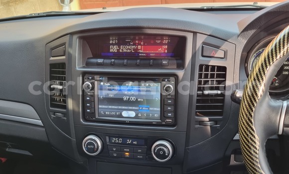 Nunua Ilio tumika Mitsubishi Pajero Nyeupe Gari ndani ya Kampala nchini Uganda Nunua Ilio tumika Mitsubishi Pajero Nyeupe Gari ndani ya Kampala nchini Uganda