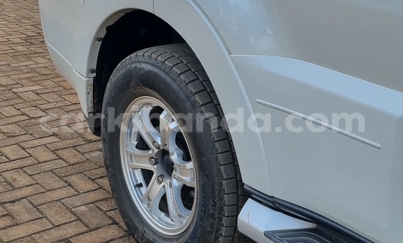 Nunua Ilio tumika Mitsubishi Pajero Nyeupe Gari ndani ya Kampala nchini Uganda Nunua Ilio tumika Mitsubishi Pajero Nyeupe Gari ndani ya Kampala nchini Uganda