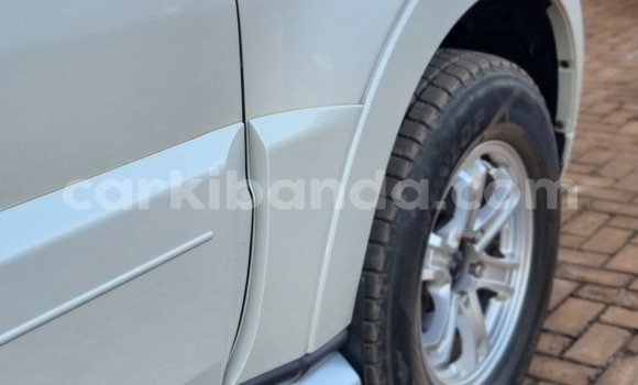 Nunua Ilio tumika Mitsubishi Pajero Nyeupe Gari ndani ya Kampala nchini Uganda Nunua Ilio tumika Mitsubishi Pajero Nyeupe Gari ndani ya Kampala nchini Uganda