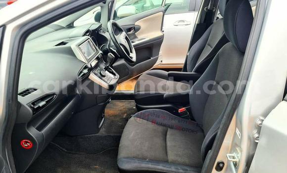 Nunua Ilio tumika Toyota Wish Nyeupe Gari ndani ya Kampala nchini Uganda Nunua Ilio tumika Toyota Wish Nyeupe Gari ndani ya Kampala nchini Uganda