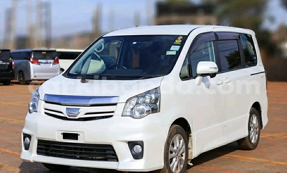 Nunua Ilio tumika Toyota Noah Fedha Gari ndani ya Kampala nchini Uganda