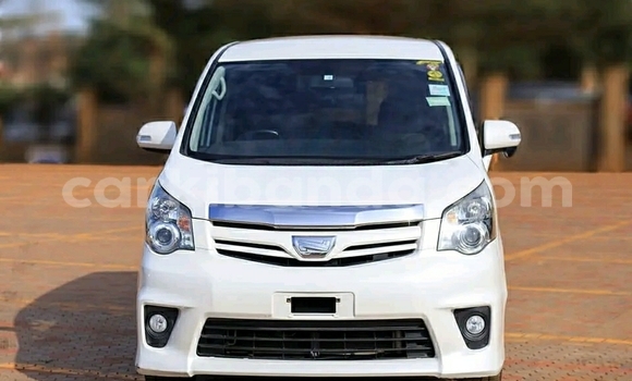 Acheter Occasion Voiture Toyota Noah Gris à Kampala, Ouganda Acheter Occasion Voiture Toyota Noah Gris à Kampala, Ouganda