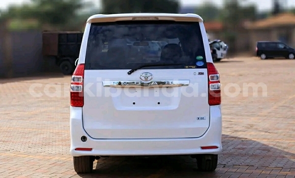 Acheter Occasion Voiture Toyota Noah Gris à Kampala, Ouganda Acheter Occasion Voiture Toyota Noah Gris à Kampala, Ouganda