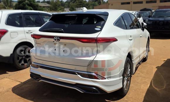Gura Yakoze Toyota Harrier White Imodoka i Kampala mu Uganda Gura Yakoze Toyota Harrier White Imodoka i Kampala mu Uganda