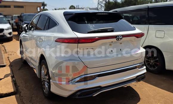 Gura Yakoze Toyota Harrier White Imodoka i Kampala mu Uganda Gura Yakoze Toyota Harrier White Imodoka i Kampala mu Uganda