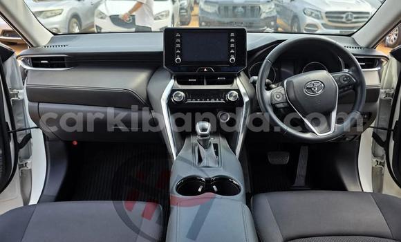 Gura Yakoze Toyota Harrier White Imodoka i Kampala mu Uganda Gura Yakoze Toyota Harrier White Imodoka i Kampala mu Uganda