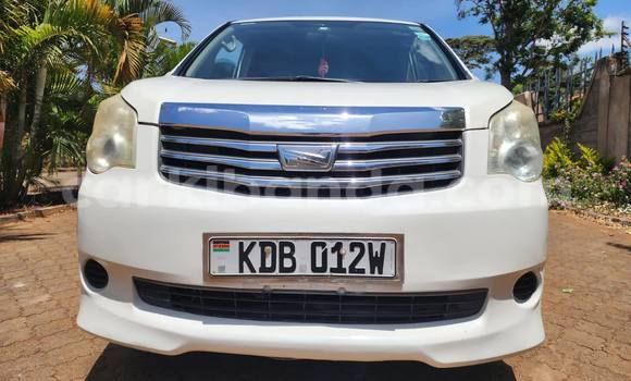 Gura Yakoze Toyota Noah White Imodoka i Kampala mu Uganda Gura Yakoze Toyota Noah White Imodoka i Kampala mu Uganda