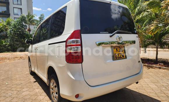 Gura Yakoze Toyota Noah White Imodoka i Kampala mu Uganda Gura Yakoze Toyota Noah White Imodoka i Kampala mu Uganda