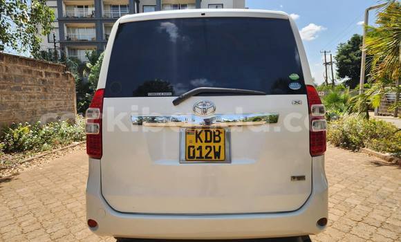 Gura Yakoze Toyota Noah White Imodoka i Kampala mu Uganda Gura Yakoze Toyota Noah White Imodoka i Kampala mu Uganda