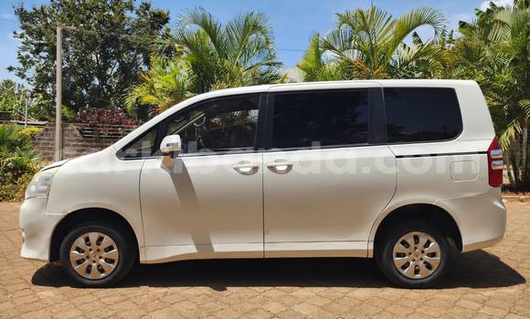 Gura Yakoze Toyota Noah White Imodoka i Kampala mu Uganda Gura Yakoze Toyota Noah White Imodoka i Kampala mu Uganda