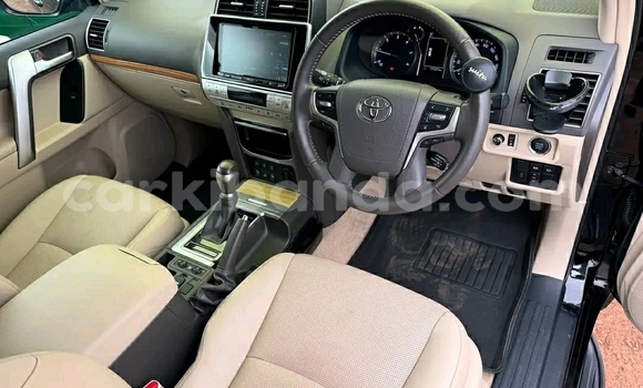Nunua Ilio tumika Toyota Land Cruiser Nyeupe Gari ndani ya Kampala nchini Uganda Nunua Ilio tumika Toyota Land Cruiser Nyeupe Gari ndani ya Kampala nchini Uganda