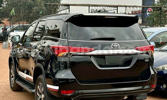 Acheter Occasion Voiture Toyota Fortuner Noir à Kampala, Ouganda Acheter Occasion Voiture Toyota Fortuner Noir à Kampala, Ouganda