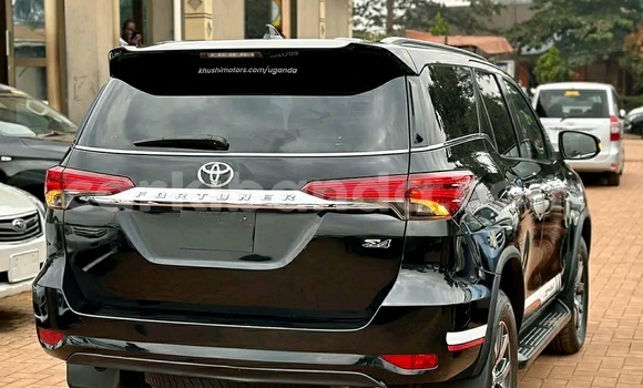 Acheter Occasion Voiture Toyota Fortuner Noir à Kampala, Ouganda Acheter Occasion Voiture Toyota Fortuner Noir à Kampala, Ouganda