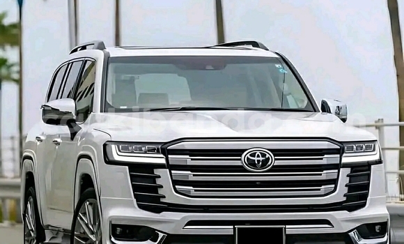 Nunua Ilio tumika Toyota Land Cruiser Nyeupe Gari ndani ya Kampala nchini Uganda Nunua Ilio tumika Toyota Land Cruiser Nyeupe Gari ndani ya Kampala nchini Uganda