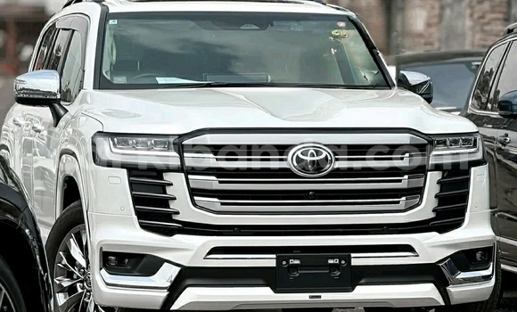Nunua Ilio tumika Toyota Land Cruiser Nyeupe Gari ndani ya Kampala nchini Uganda Nunua Ilio tumika Toyota Land Cruiser Nyeupe Gari ndani ya Kampala nchini Uganda