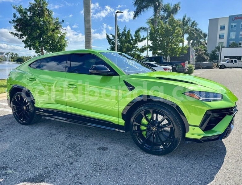 Big with watermark lamborghini urus central bombo 25075