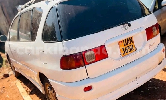 Gura Yakoze Toyota Ipsum White Imodoka i Bugembe mu Eastern Gura Yakoze Toyota Ipsum White Imodoka i Bugembe mu Eastern