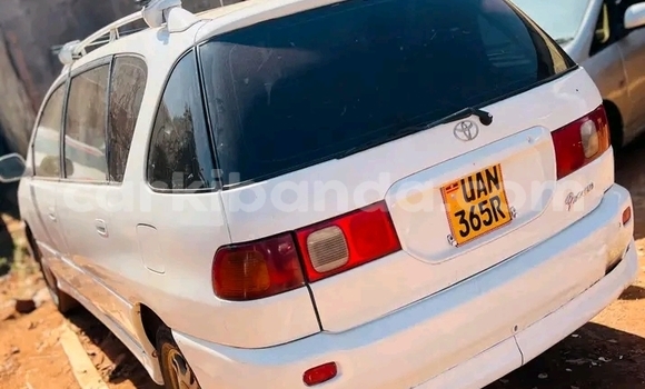 Gura Yakoze Toyota Ipsum White Imodoka i Bugembe mu Eastern Gura Yakoze Toyota Ipsum White Imodoka i Bugembe mu Eastern