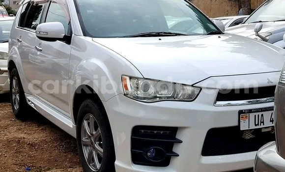 Gura Yakoze Mitsubishi Outlander White Imodoka i Bugembe mu Eastern Gura Yakoze Mitsubishi Outlander White Imodoka i Bugembe mu Eastern