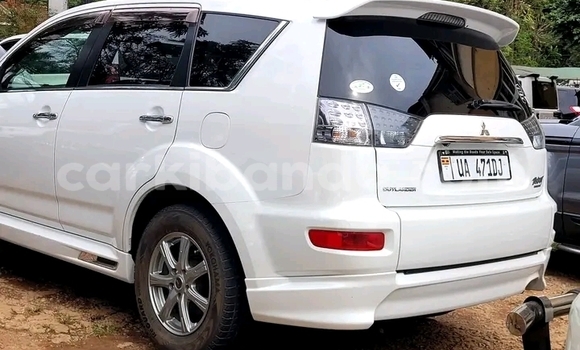 Gura Yakoze Mitsubishi Outlander White Imodoka i Bugembe mu Eastern Gura Yakoze Mitsubishi Outlander White Imodoka i Bugembe mu Eastern