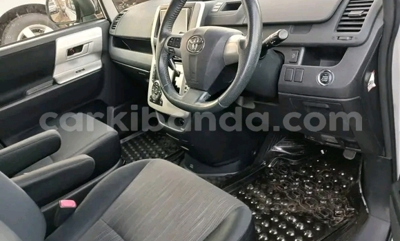 Gura Yakoze Toyota Noah White Imodoka i Bugembe mu Eastern Gura Yakoze Toyota Noah White Imodoka i Bugembe mu Eastern