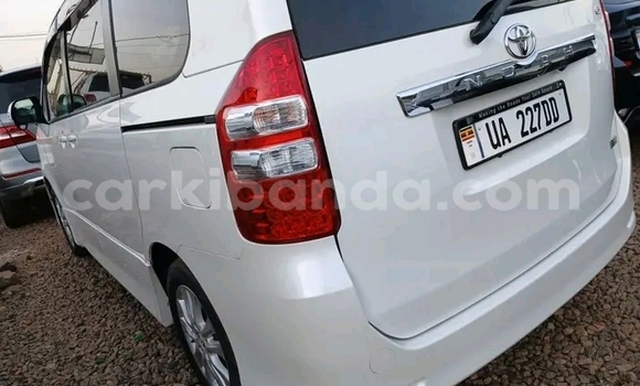 Gura Yakoze Toyota Noah White Imodoka i Bugembe mu Eastern Gura Yakoze Toyota Noah White Imodoka i Bugembe mu Eastern