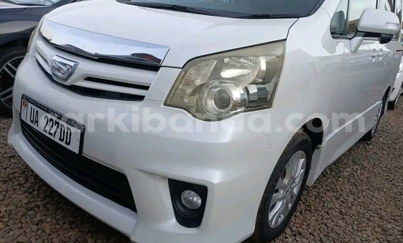 Gura Yakoze Toyota Noah White Imodoka i Bugembe mu Eastern Gura Yakoze Toyota Noah White Imodoka i Bugembe mu Eastern