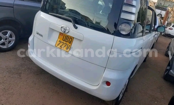 Gura Yakoze Toyota Sienna White Imodoka i Bugembe mu Eastern Gura Yakoze Toyota Sienna White Imodoka i Bugembe mu Eastern
