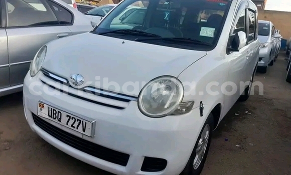 Gura Yakoze Toyota Sienna White Imodoka i Bugembe mu Eastern Gura Yakoze Toyota Sienna White Imodoka i Bugembe mu Eastern