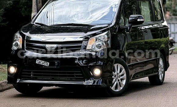 Gura Yakoze Toyota Noah Black Imodoka i Kampala mu Uganda Gura Yakoze Toyota Noah Black Imodoka i Kampala mu Uganda