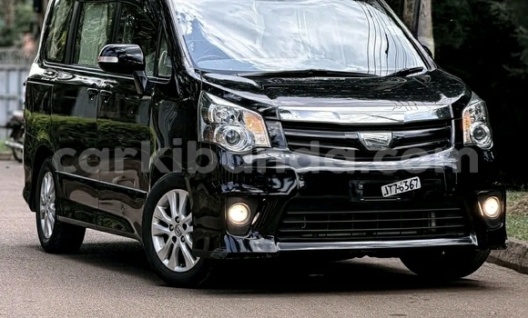Gura Yakoze Toyota Noah Black Imodoka i Kampala mu Uganda Gura Yakoze Toyota Noah Black Imodoka i Kampala mu Uganda