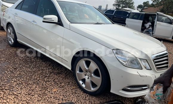Acheter Occasion Voiture Mercedes-Benz E-Classe Blanc à Kampala, Ouganda Acheter Occasion Voiture Mercedes-Benz E-Classe Blanc à Kampala, Ouganda