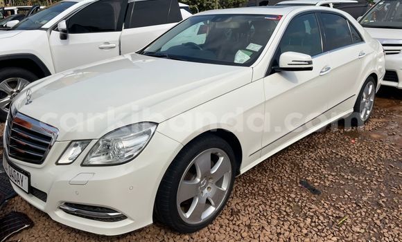 Acheter Occasion Voiture Mercedes-Benz E-Classe Blanc à Kampala, Ouganda Acheter Occasion Voiture Mercedes-Benz E-Classe Blanc à Kampala, Ouganda