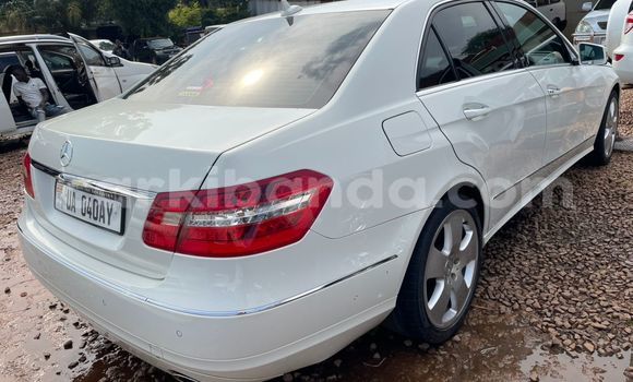 Acheter Occasion Voiture Mercedes-Benz E-Classe Blanc à Kampala, Ouganda Acheter Occasion Voiture Mercedes-Benz E-Classe Blanc à Kampala, Ouganda