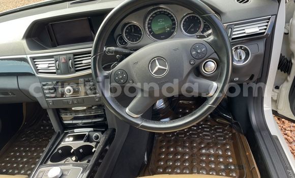 Acheter Occasion Voiture Mercedes-Benz E-Classe Blanc à Kampala, Ouganda Acheter Occasion Voiture Mercedes-Benz E-Classe Blanc à Kampala, Ouganda