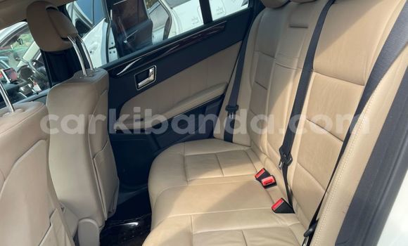 Acheter Occasion Voiture Mercedes-Benz E-Classe Blanc à Kampala, Ouganda Acheter Occasion Voiture Mercedes-Benz E-Classe Blanc à Kampala, Ouganda