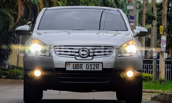 Gura Yakoze Nissan Dualis Silver Imodoka i Kampala mu Uganda