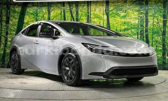 Gura Yakoze Toyota Prius Silver Imodoka i Kampala mu Uganda
