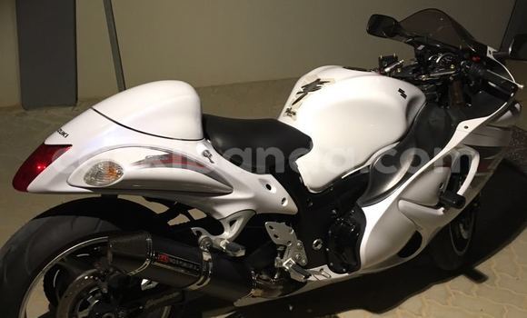 Gura Yakoze Suzuki Hayabusa White Bike i Kampala mu Uganda