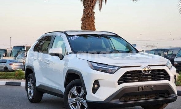 Gura Yakoze Toyota RAV4 White Imodoka i Kampala mu Uganda Gura Yakoze Toyota RAV4 White Imodoka i Kampala mu Uganda