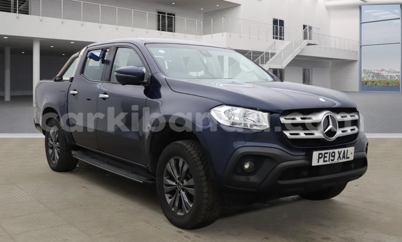 Gura Yakoze Mercedes-Benz E-Classe Blue Imodoka i Kampala mu Uganda Gura Yakoze Mercedes-Benz E-Classe Blue Imodoka i Kampala mu Uganda
