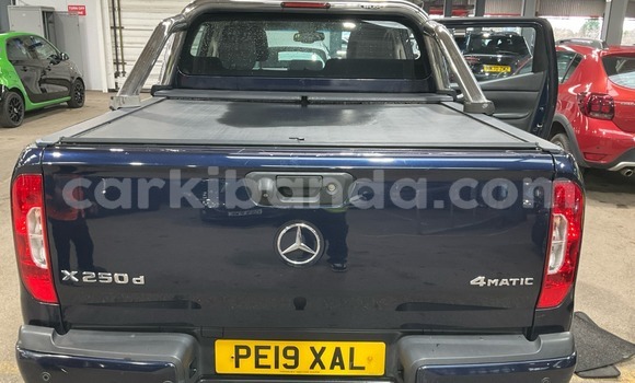 Gura Yakoze Mercedes-Benz E-Classe Blue Imodoka i Kampala mu Uganda Gura Yakoze Mercedes-Benz E-Classe Blue Imodoka i Kampala mu Uganda