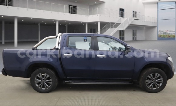 Gura Yakoze Mercedes-Benz E-Classe Blue Imodoka i Kampala mu Uganda Gura Yakoze Mercedes-Benz E-Classe Blue Imodoka i Kampala mu Uganda