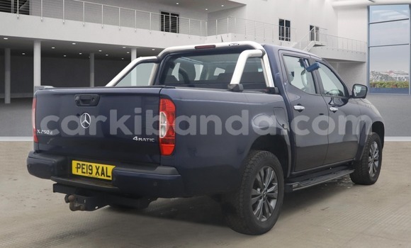 Gura Yakoze Mercedes-Benz E-Classe Blue Imodoka i Kampala mu Uganda Gura Yakoze Mercedes-Benz E-Classe Blue Imodoka i Kampala mu Uganda